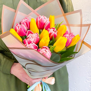 Апрельское приключение - букет из желтых и розовых тюльпанов